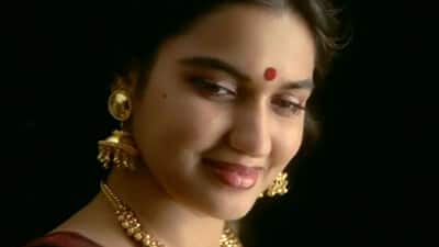 Thamarapoovil Vaazhum Lyrics Translation | Chandralekha (1997)