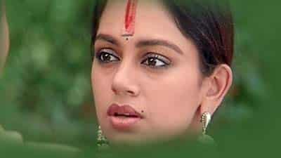 Kalli Poonkuyile Lyrics Translation – Thenmavin Kombath