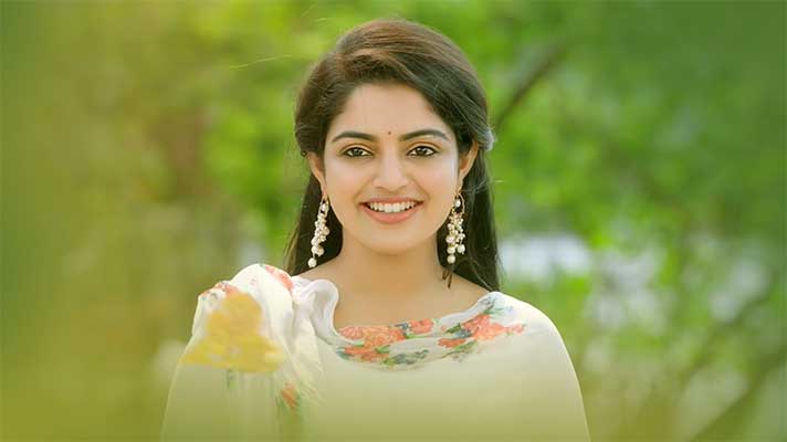 Kanno Nilakayal Lyrics Translation – Oru Yamandan Premakadha (2019)