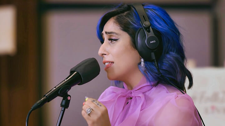 Jutti Meri Jandiye Lyrics Translation — Neha Bhasin